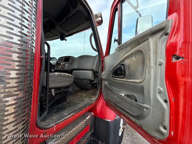 image for item DY8351 2007 International 7700 winch truck