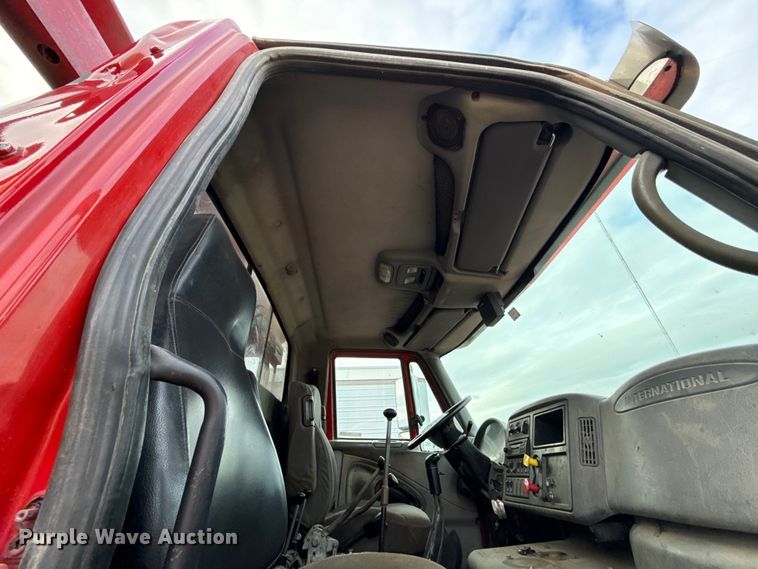 image for item DY8351 2007 International 7700 winch truck