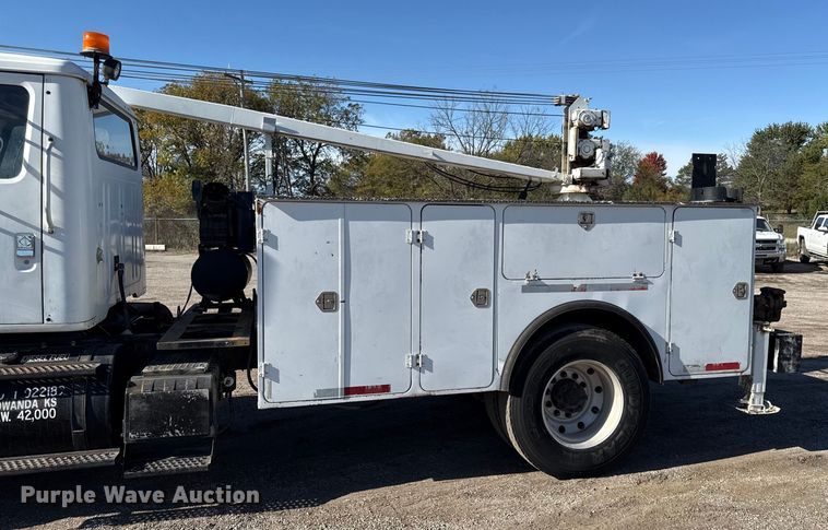 image for item DY8376 1995 International 8100 utility / service truck