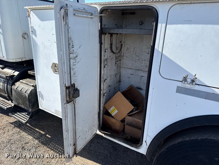 image for item DY8376 1995 International 8100 utility / service truck