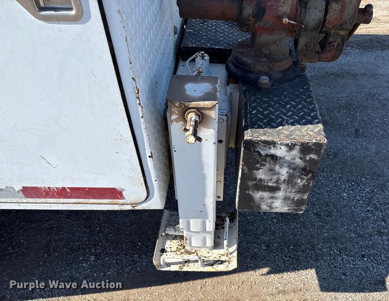 image for item DY8376 1995 International 8100 utility / service truck