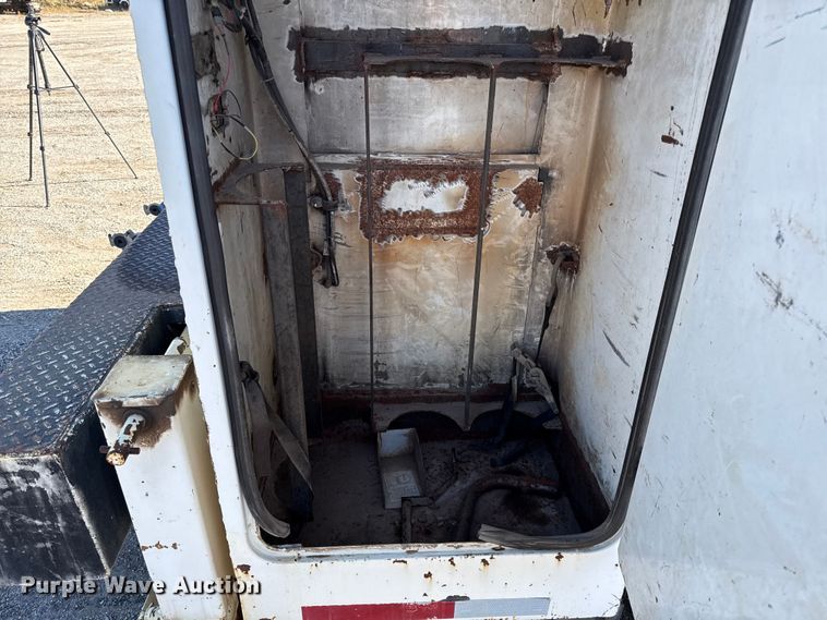 image for item DY8376 1995 International 8100 utility / service truck