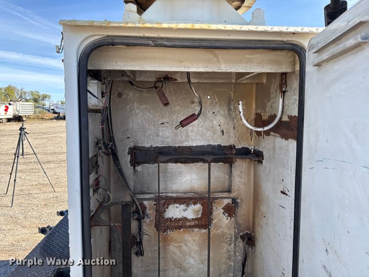 image for item DY8376 1995 International 8100 utility / service truck