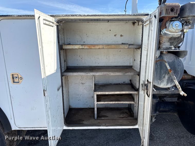 image for item DY8376 1995 International 8100 utility / service truck