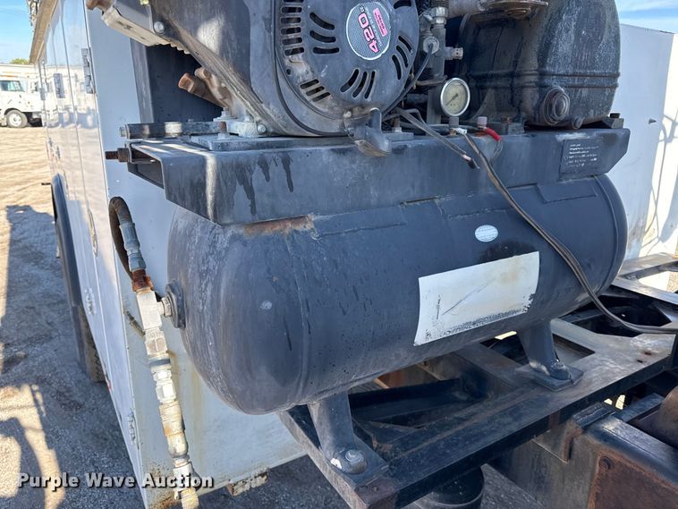 image for item DY8376 1995 International 8100 utility / service truck