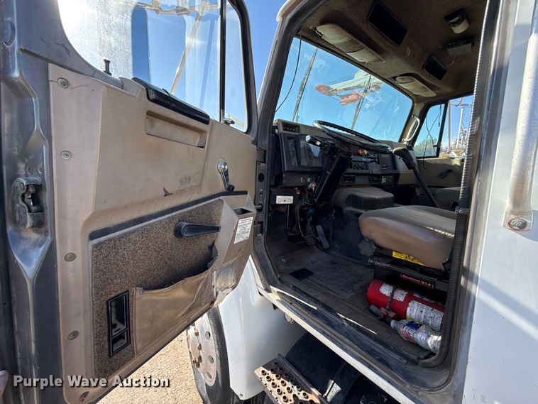 image for item DY8376 1995 International 8100 utility / service truck