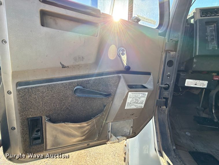 image for item DY8376 1995 International 8100 utility / service truck