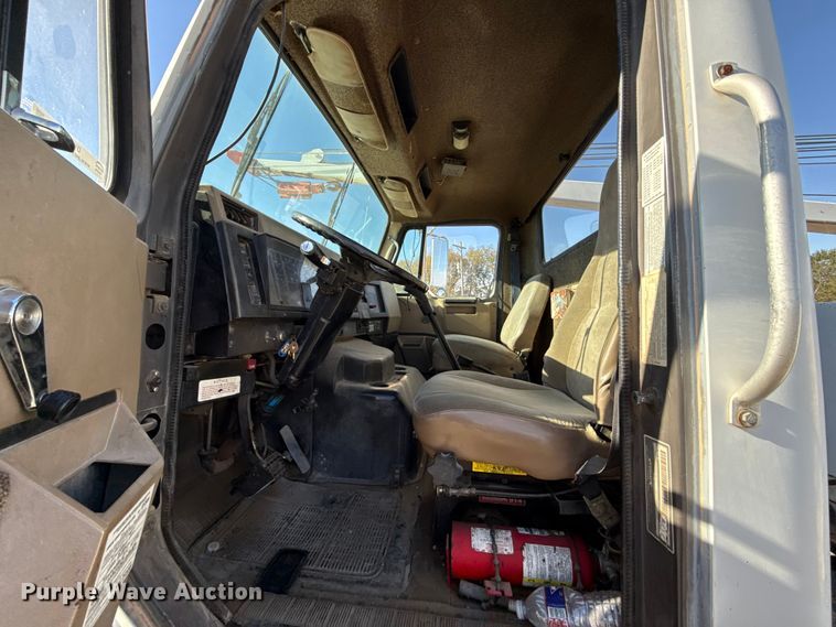 image for item DY8376 1995 International 8100 utility / service truck