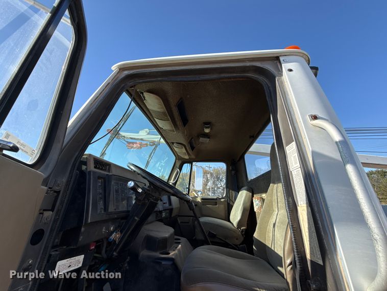 image for item DY8376 1995 International 8100 utility / service truck