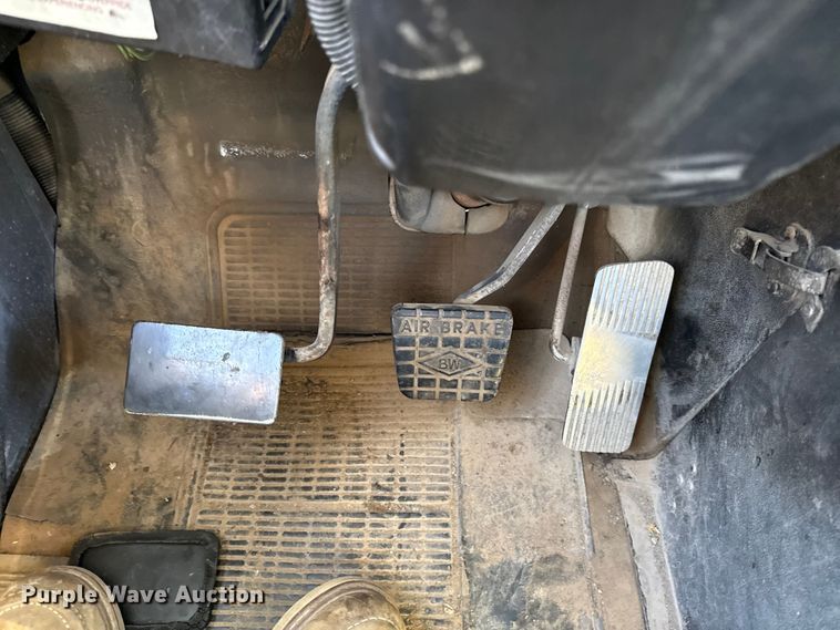 image for item DY8376 1995 International 8100 utility / service truck