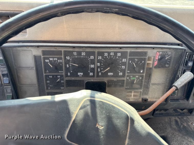 image for item DY8376 1995 International 8100 utility / service truck