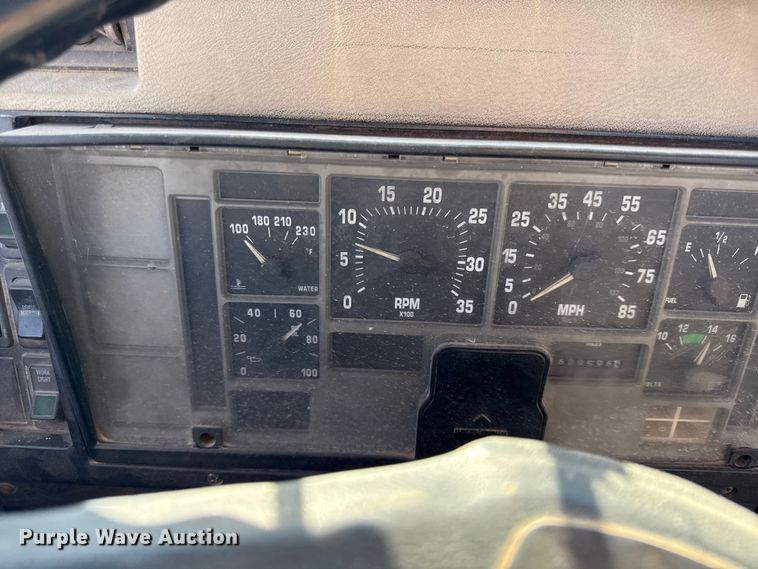 image for item DY8376 1995 International 8100 utility / service truck