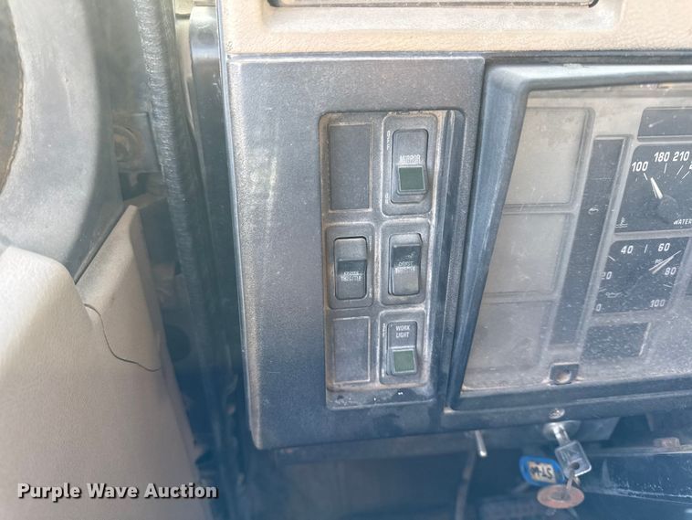 image for item DY8376 1995 International 8100 utility / service truck