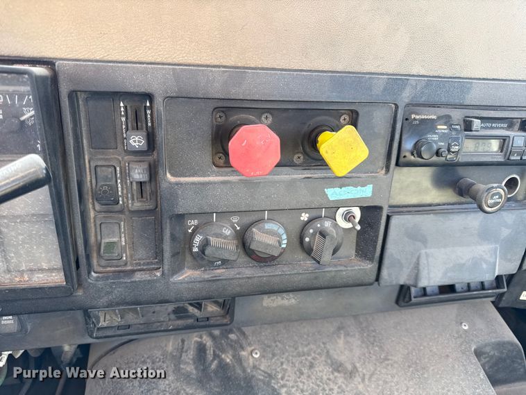 image for item DY8376 1995 International 8100 utility / service truck