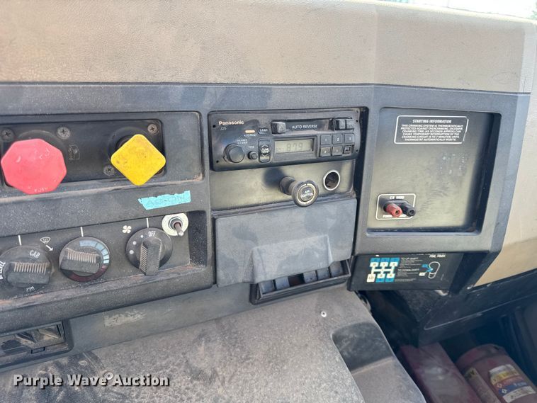 image for item DY8376 1995 International 8100 utility / service truck