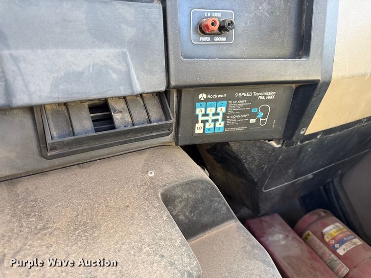 image for item DY8376 1995 International 8100 utility / service truck