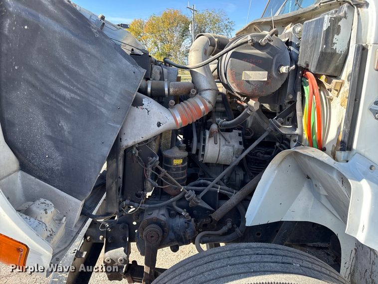 image for item DY8376 1995 International 8100 utility / service truck