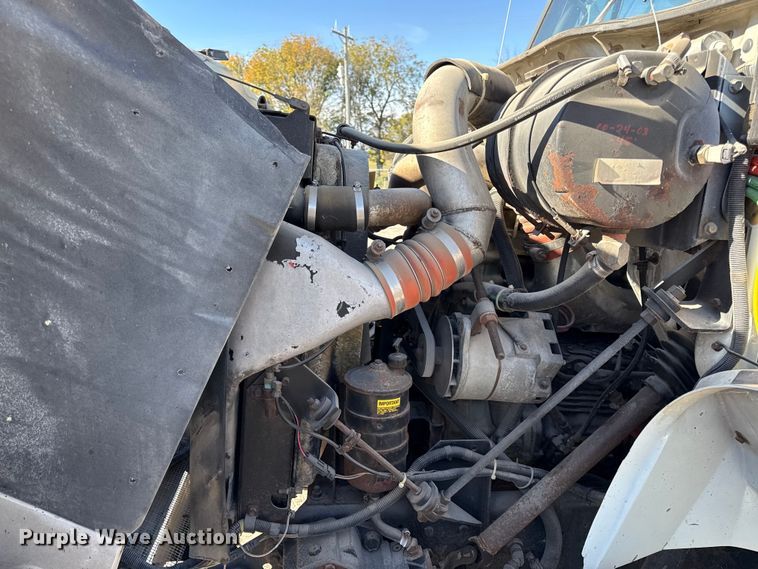 image for item DY8376 1995 International 8100 utility / service truck