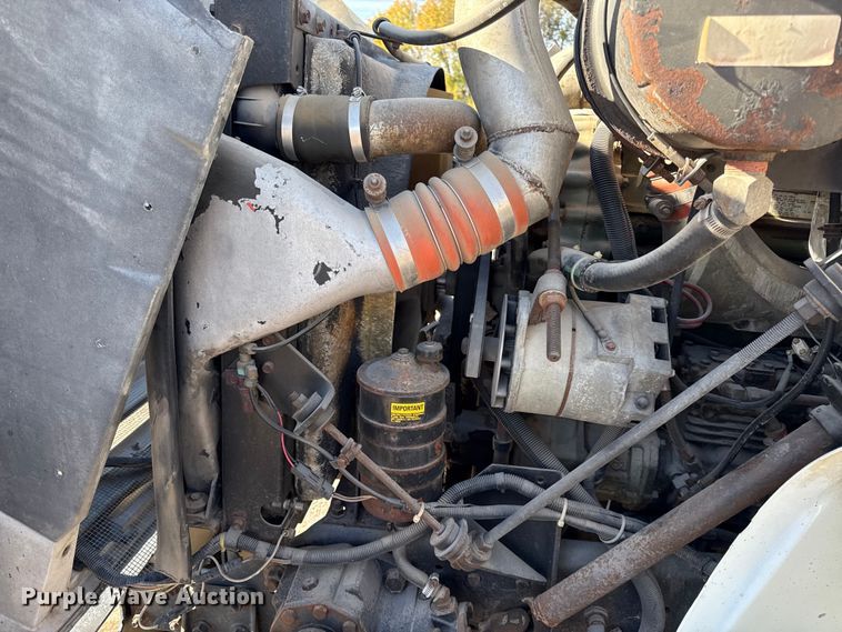 image for item DY8376 1995 International 8100 utility / service truck