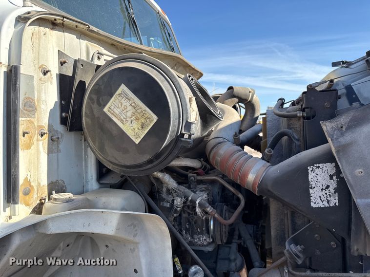 image for item DY8376 1995 International 8100 utility / service truck