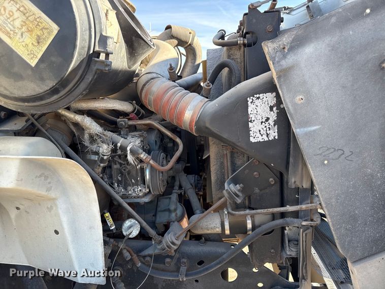 image for item DY8376 1995 International 8100 utility / service truck