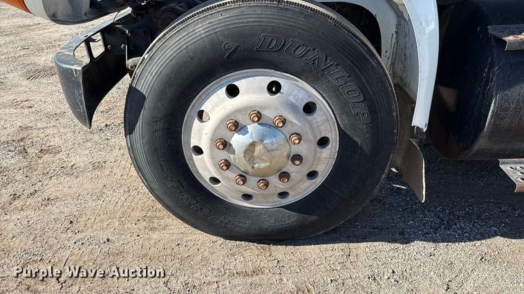 image for item DY8376 1995 International 8100 utility / service truck