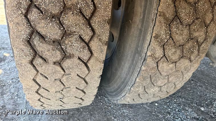 image for item DY8376 1995 International 8100 utility / service truck