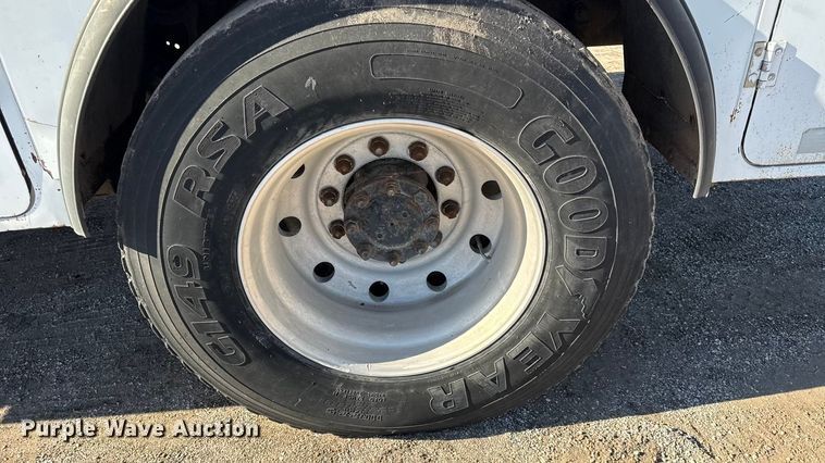 image for item DY8376 1995 International 8100 utility / service truck