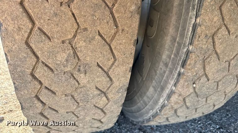 image for item DY8376 1995 International 8100 utility / service truck