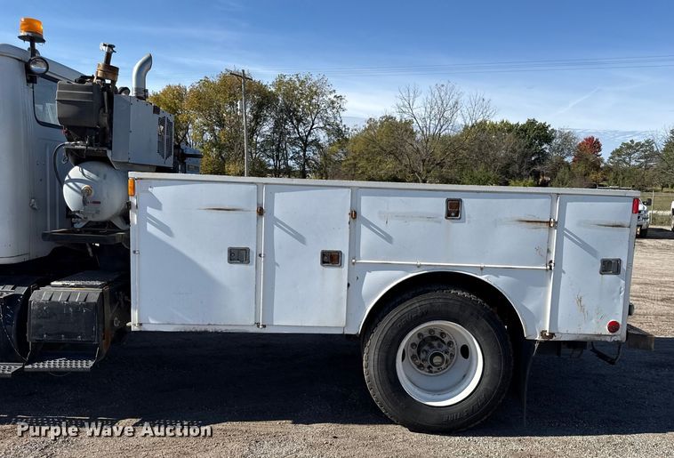 image for item DY8377 1995 International 8100 utility / service truck