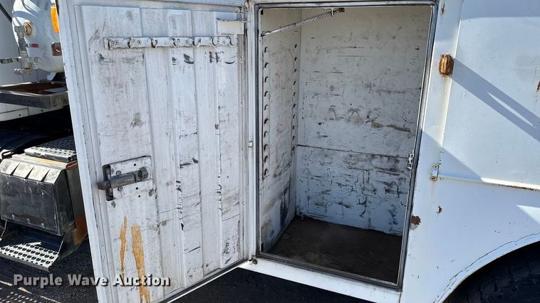 image for item DY8377 1995 International 8100 utility / service truck