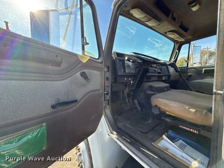 image for item DY8377 1995 International 8100 utility / service truck