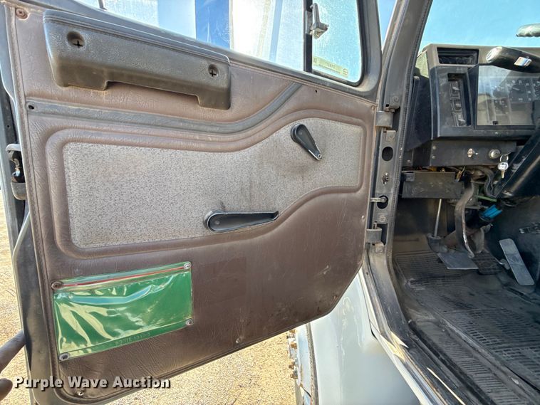 image for item DY8377 1995 International 8100 utility / service truck