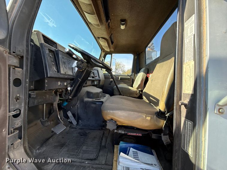 image for item DY8377 1995 International 8100 utility / service truck