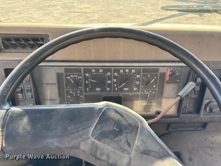 image for item DY8377 1995 International 8100 utility / service truck