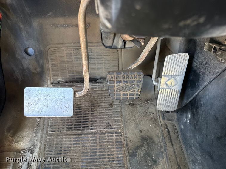 image for item DY8377 1995 International 8100 utility / service truck