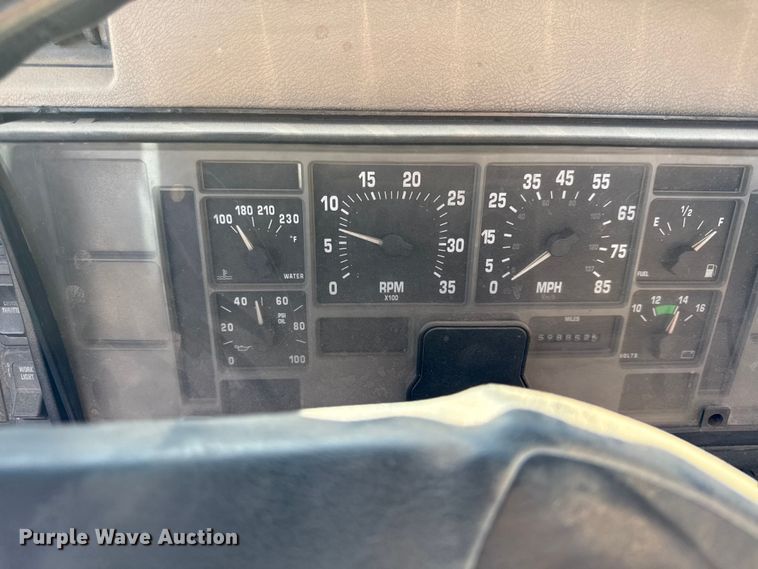 image for item DY8377 1995 International 8100 utility / service truck