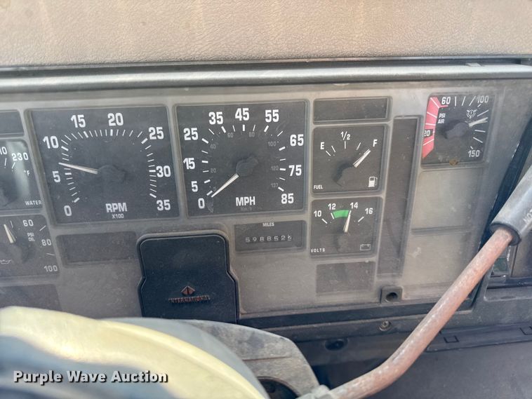 image for item DY8377 1995 International 8100 utility / service truck