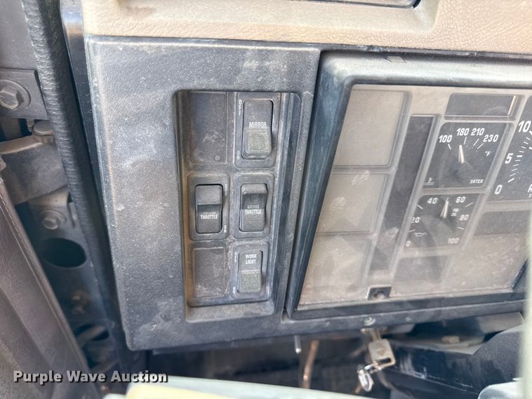 image for item DY8377 1995 International 8100 utility / service truck