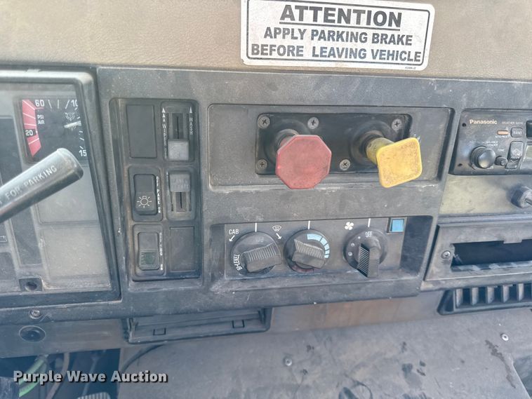 image for item DY8377 1995 International 8100 utility / service truck