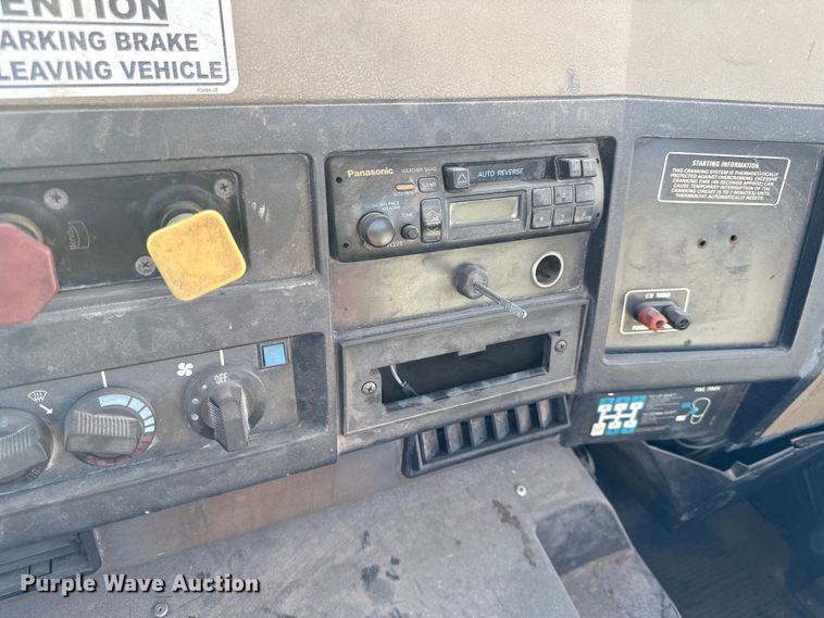 image for item DY8377 1995 International 8100 utility / service truck