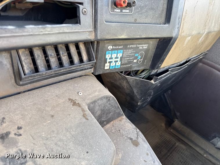 image for item DY8377 1995 International 8100 utility / service truck