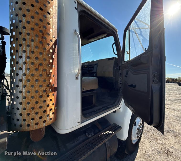 image for item DY8377 1995 International 8100 utility / service truck