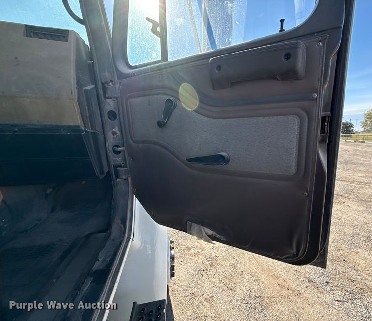 image for item DY8377 1995 International 8100 utility / service truck