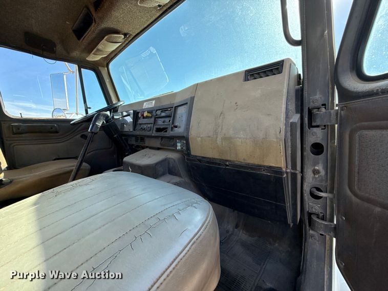 image for item DY8377 1995 International 8100 utility / service truck