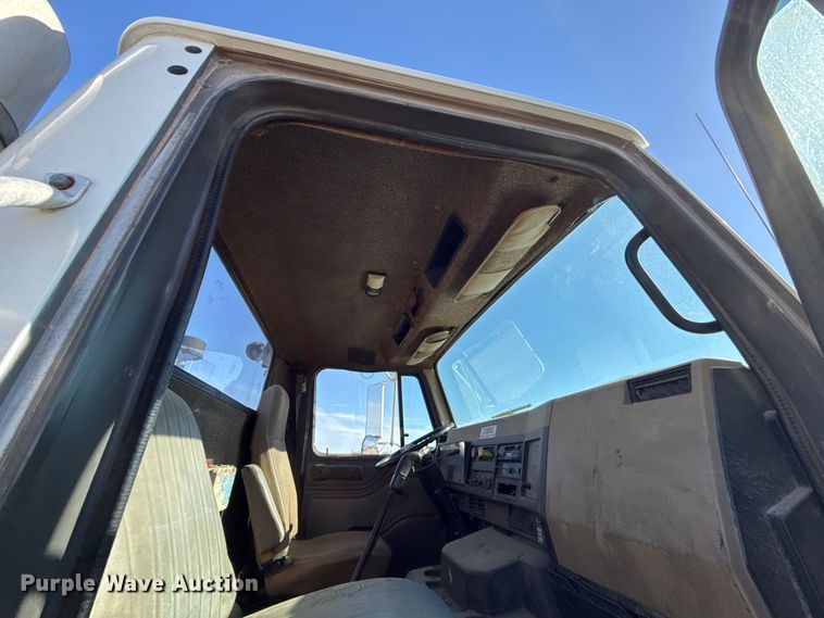 image for item DY8377 1995 International 8100 utility / service truck