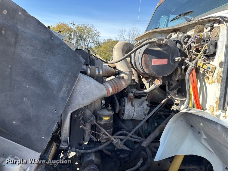 image for item DY8377 1995 International 8100 utility / service truck