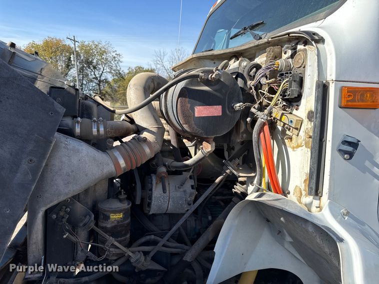 image for item DY8377 1995 International 8100 utility / service truck