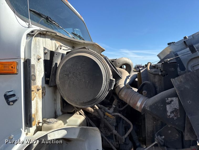 image for item DY8377 1995 International 8100 utility / service truck