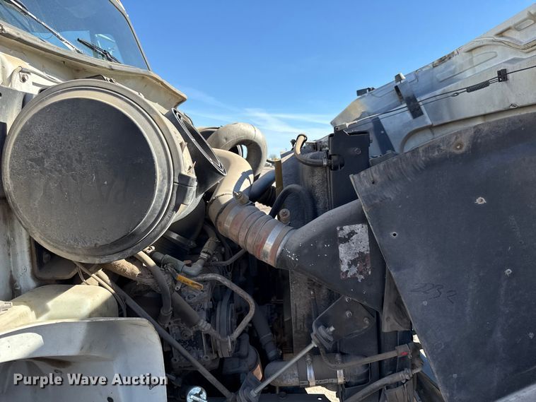 image for item DY8377 1995 International 8100 utility / service truck